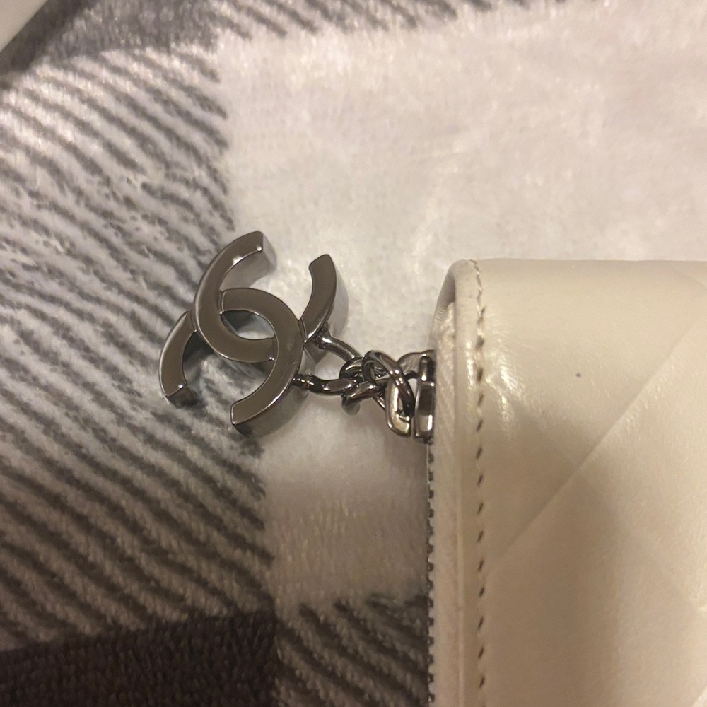 CHANEL Cream Quilted Leather Wallet - Picture 3 of 10